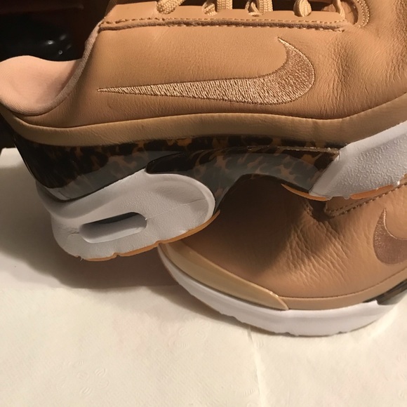 NEW  Nike Leather Sneakers - Picture 5 of 5